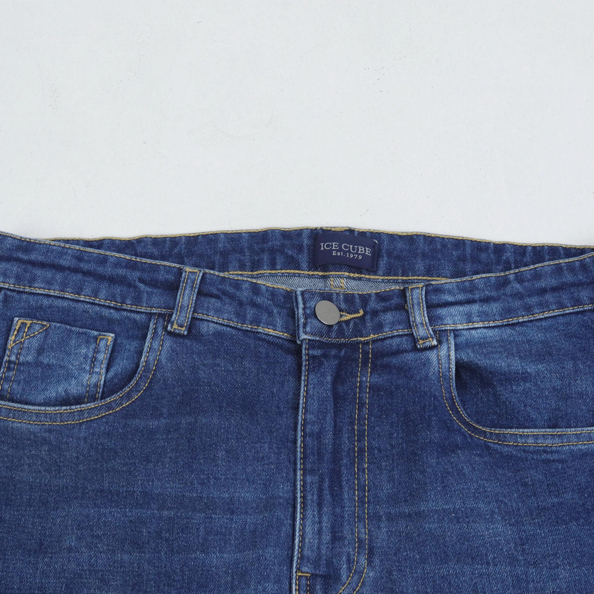 Women jeans in a distinctive color  image preview 2