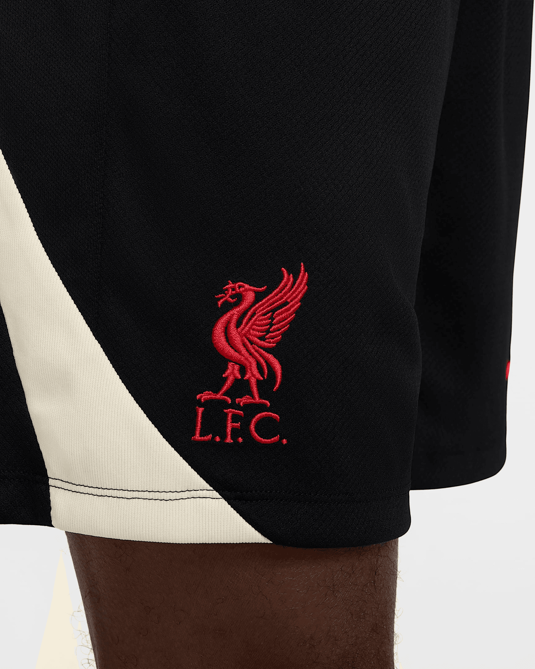 شورت هجومي من نايكي Dri-FIT لفريق ليفربول إف سي Thumbnail 4