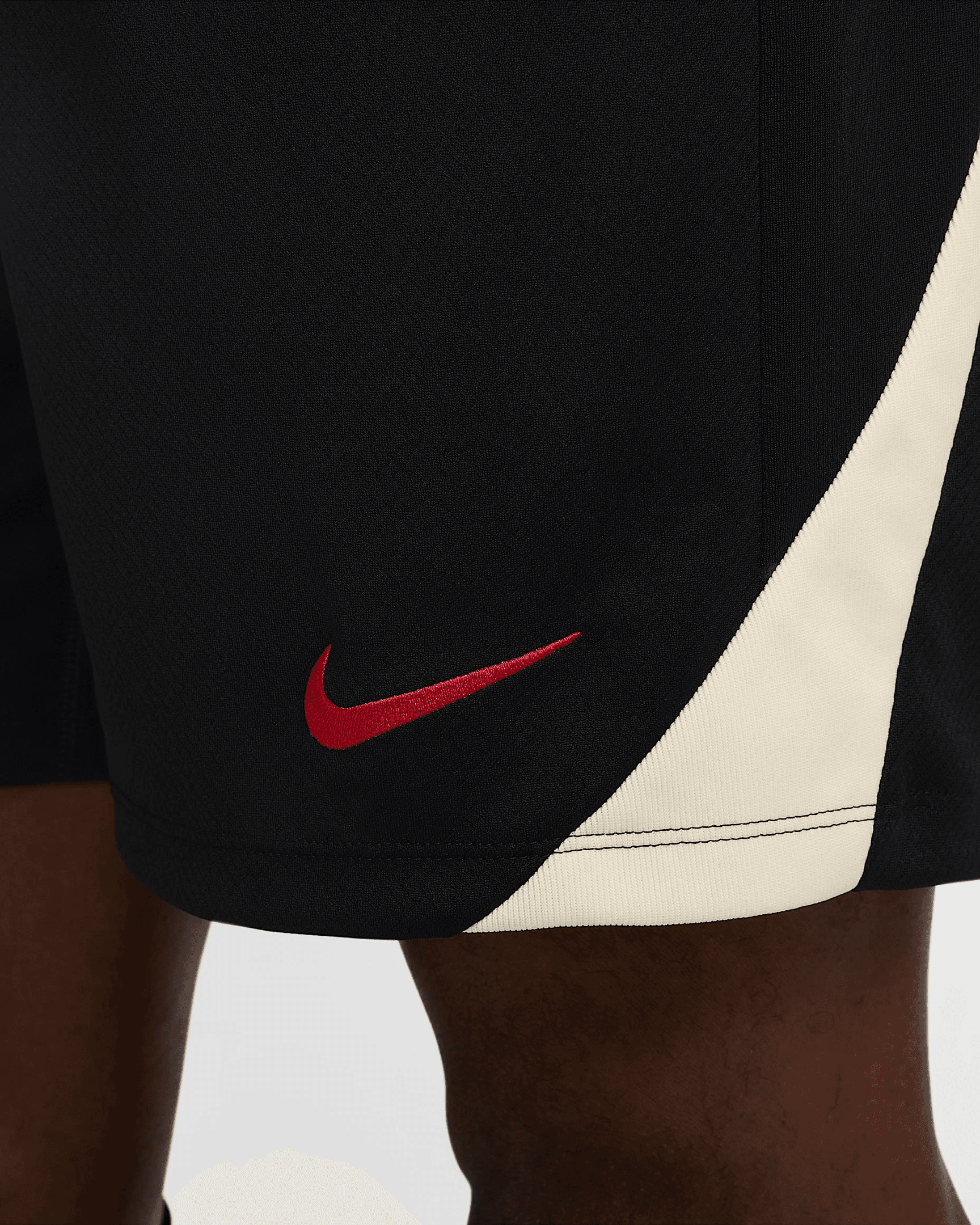 شورت هجومي من نايكي Dri-FIT لفريق ليفربول إف سي media preview 5