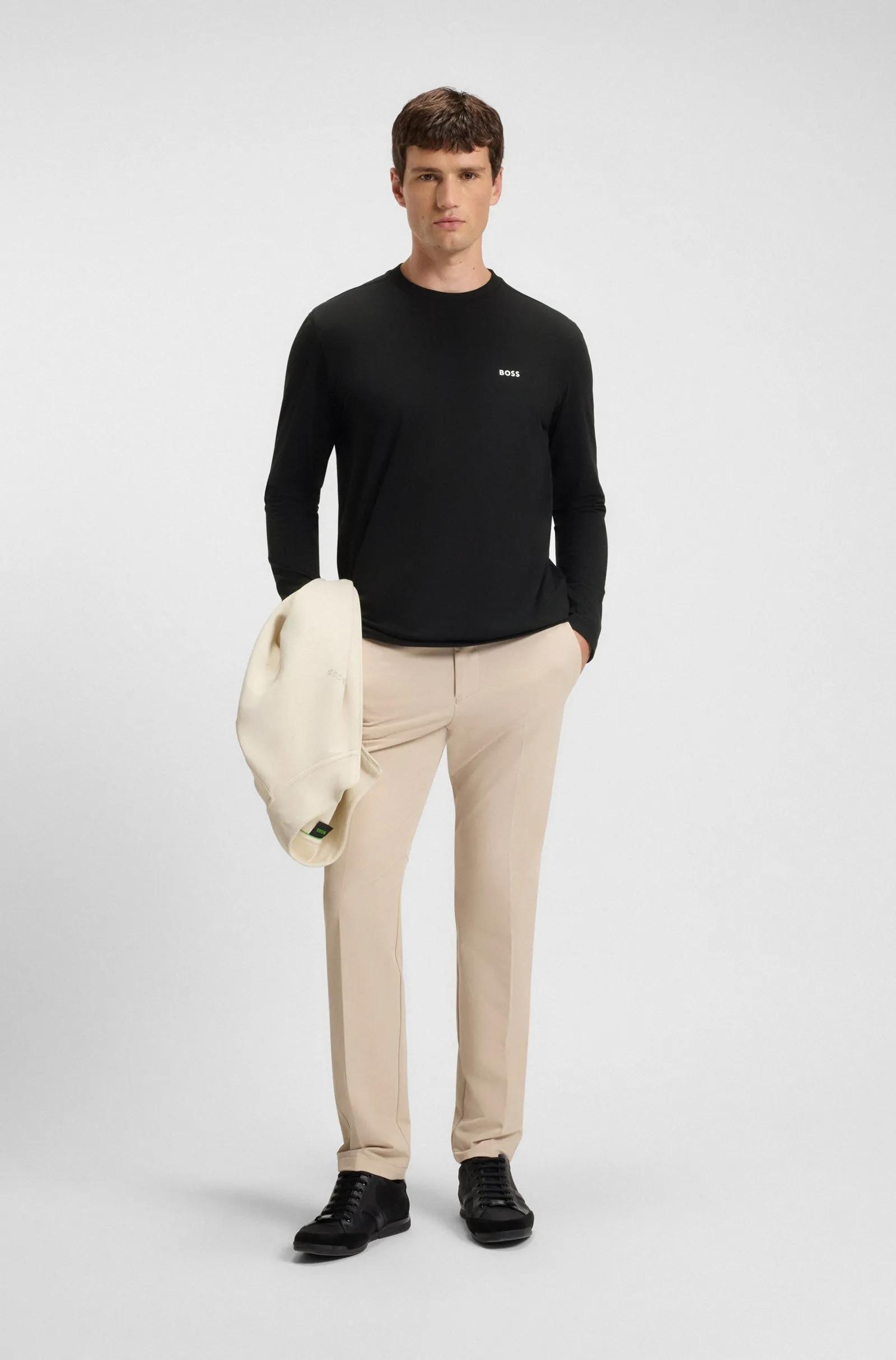 The perfect long T-shirt that combines comfort and style. media preview 3
