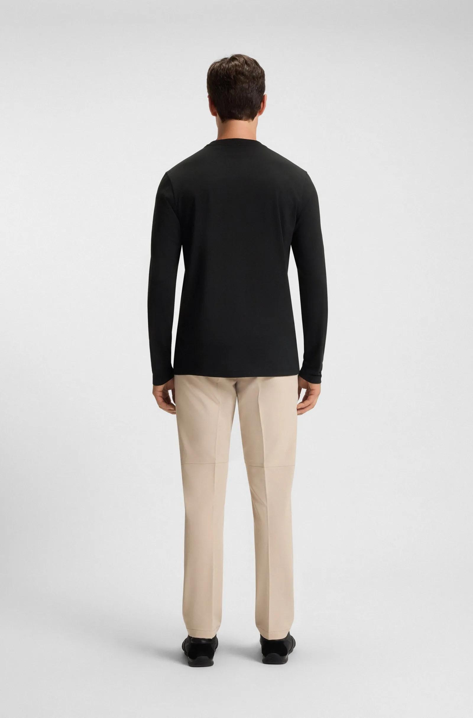 The perfect long T-shirt that combines comfort and style. media preview 4