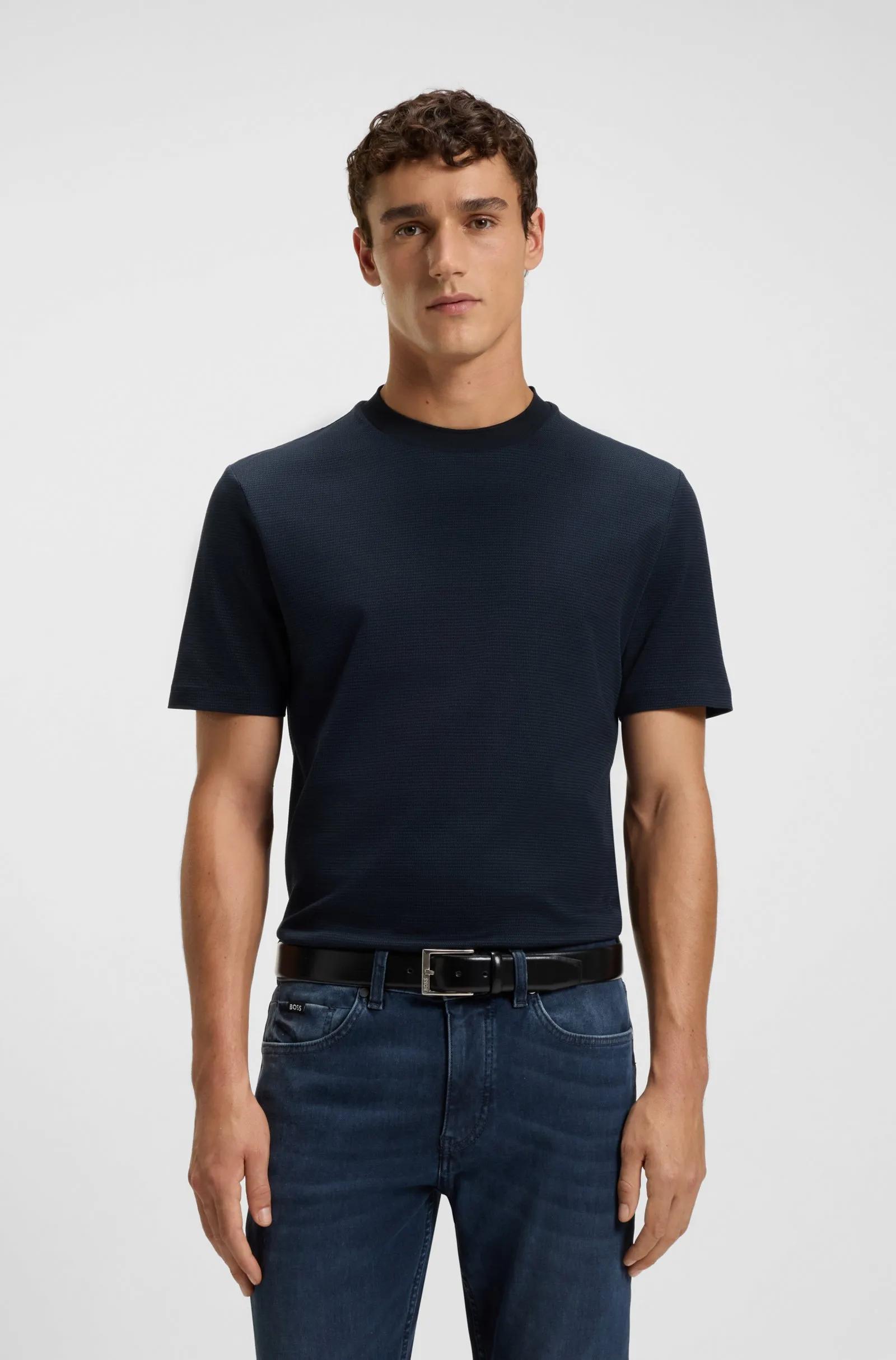 تيشيرت بتصميم عصري وقَصّة ضيقة alternative product image