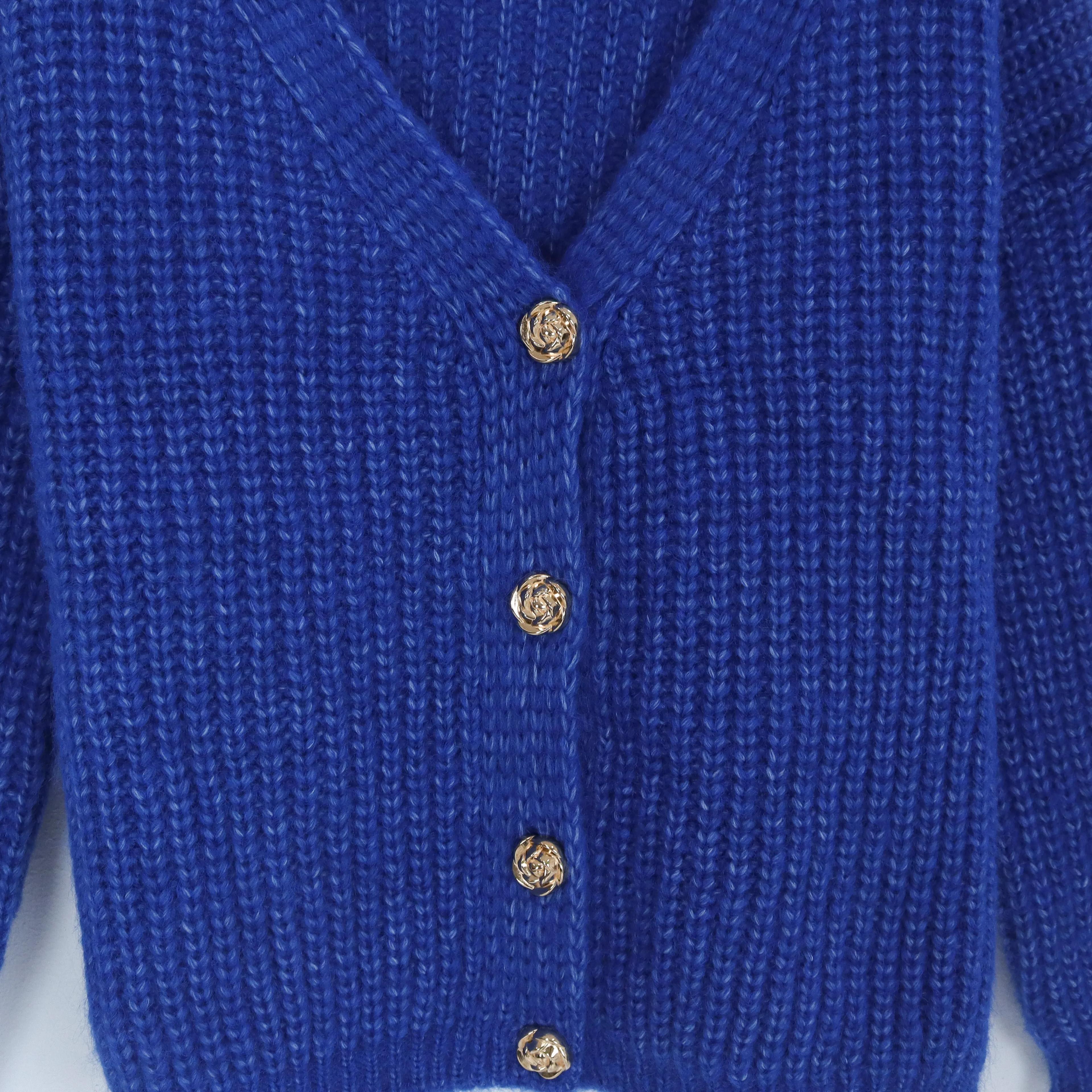 سترة كارديجان نسائية محبوكة برقبة على شكل حرف V Thumbnail 3