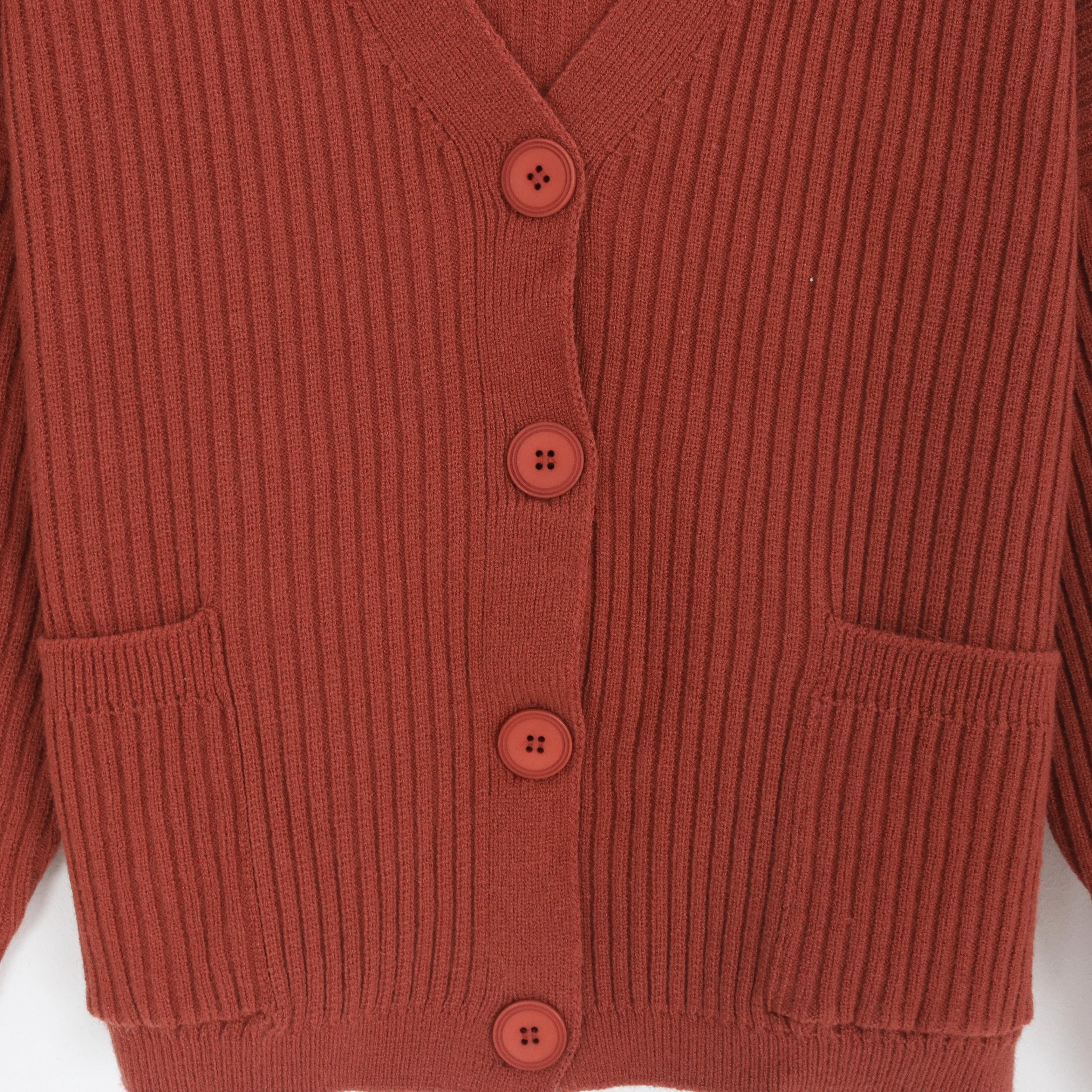 سترة كارديجان مضلعة بفتحة على شكل حرف V وأزرار أمامية Thumbnail 3