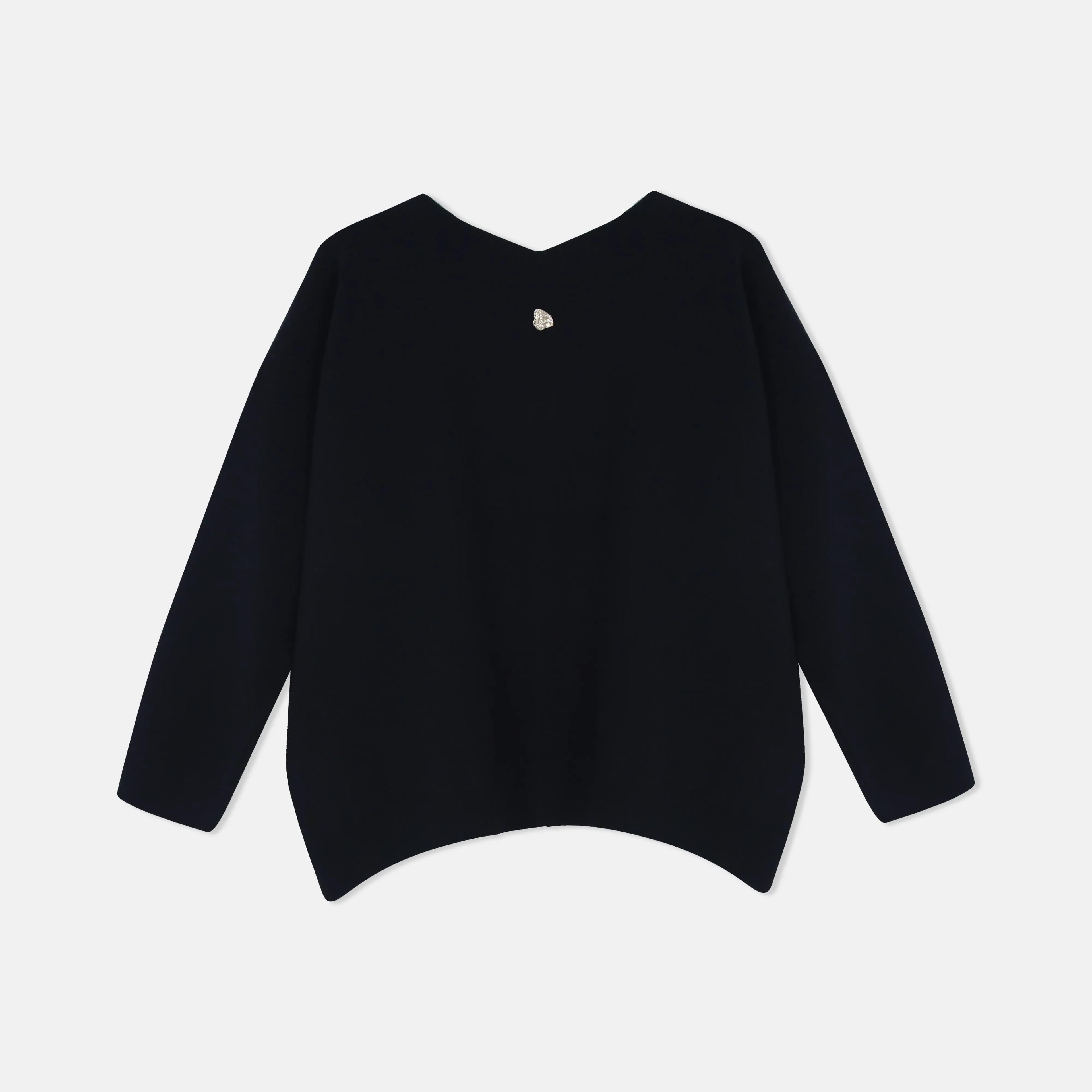 سترة نسائية برقبة على شكل حرف V ومزينة بتطريز دب Thumbnail 5