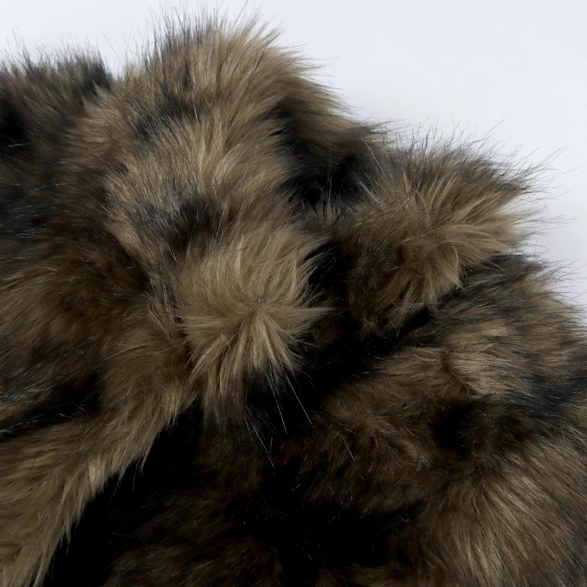 جاكيت نسائي مصنوع من الفرو الصناعي media preview 2