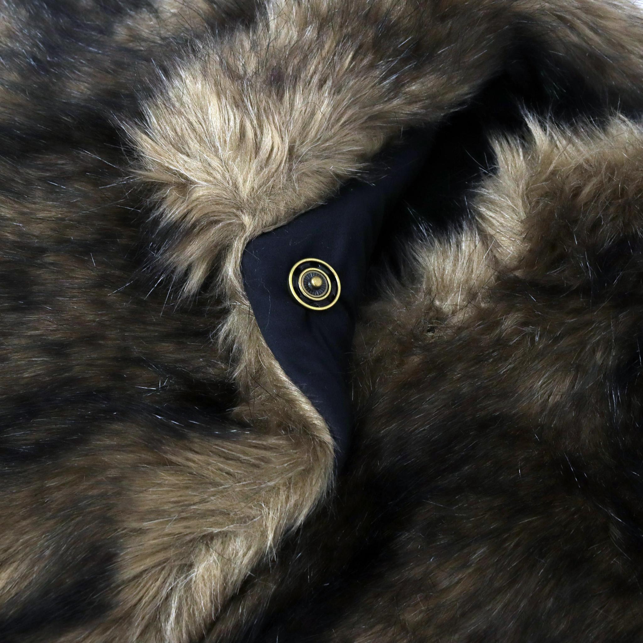 جاكيت نسائي مصنوع من الفرو الصناعي media preview 3