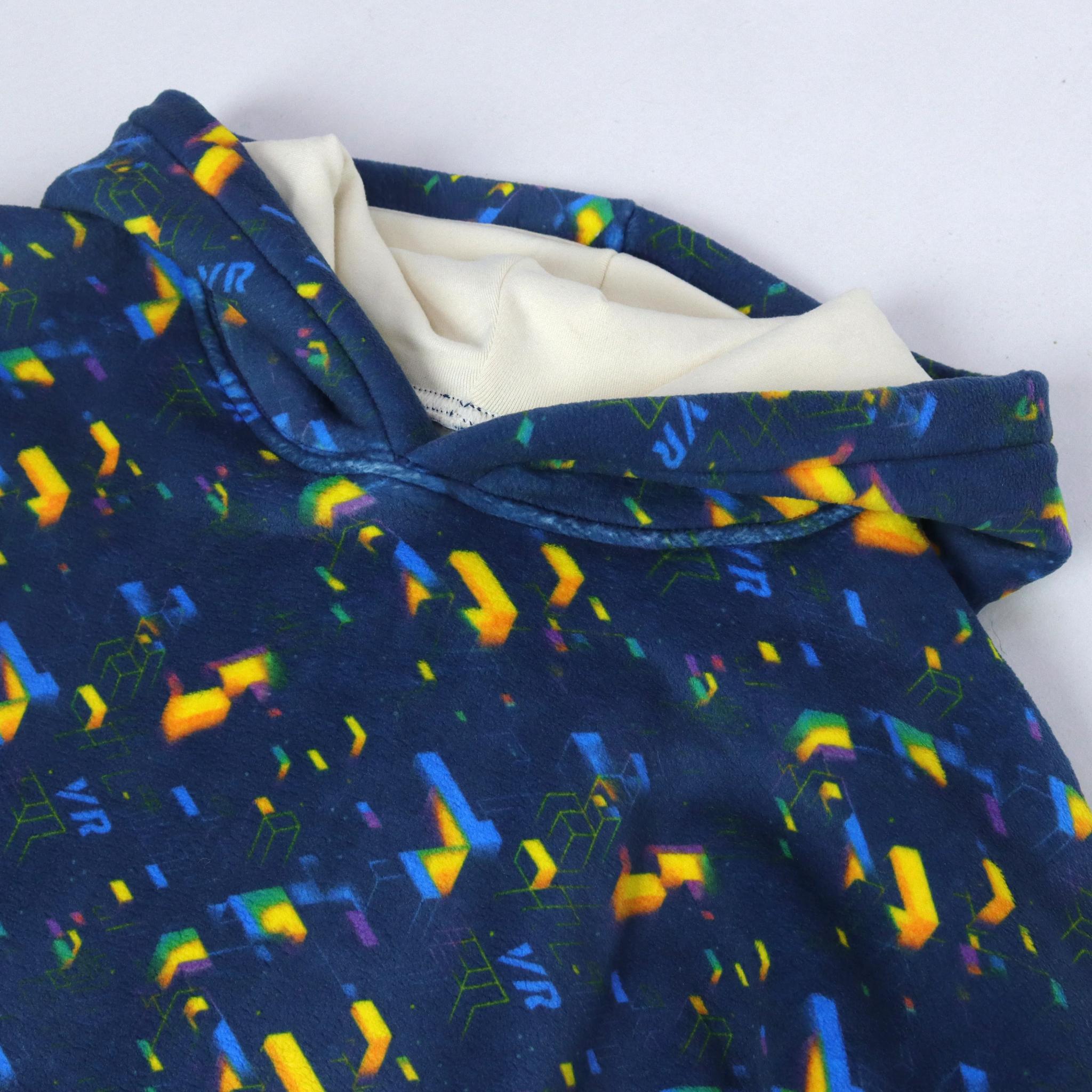 طقم ملابس للأولاد يتكون من سترة بغطاء رأس وبنطال رياضي مطبوع media preview 3