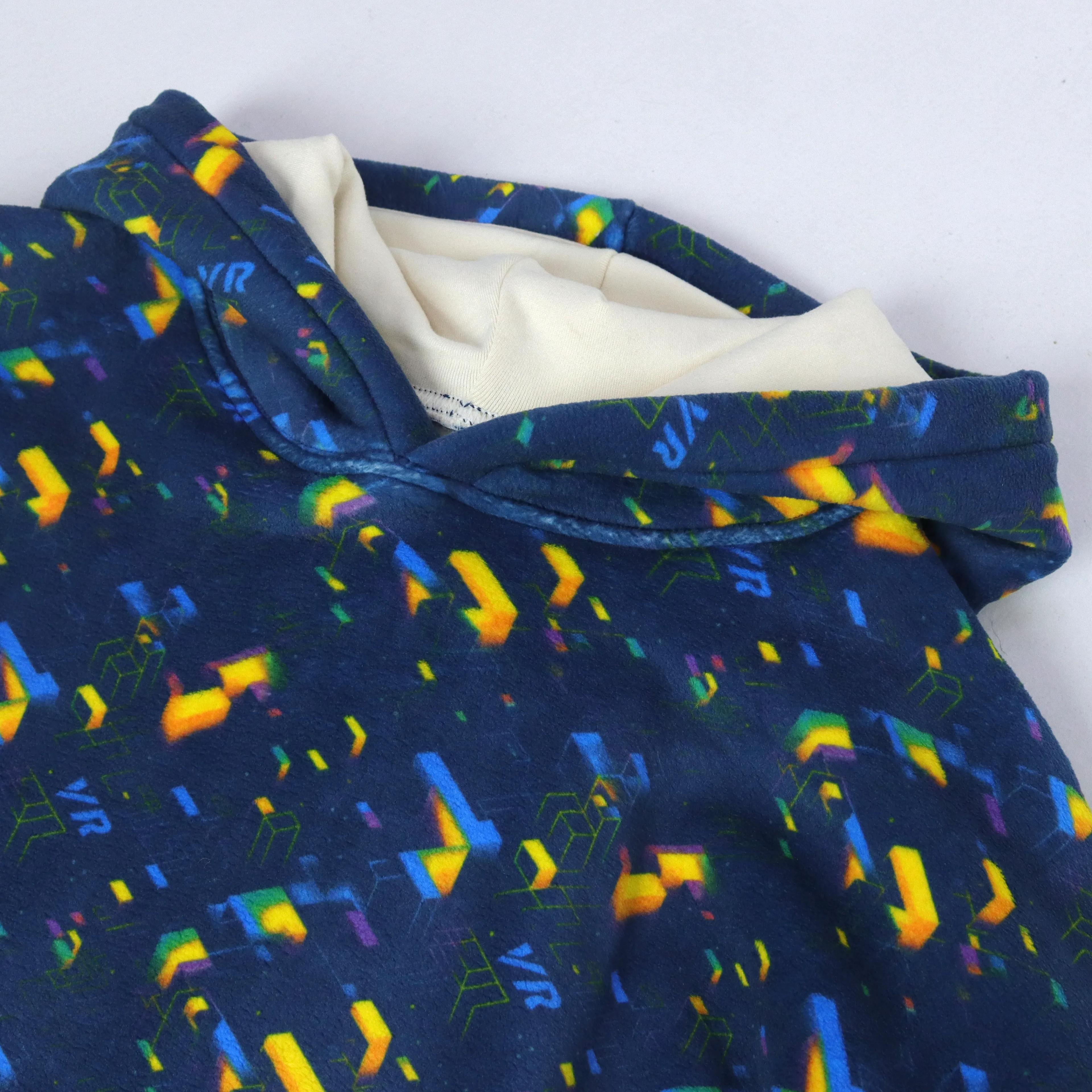 طقم ملابس للأولاد يتكون من سترة بغطاء رأس وبنطال رياضي مطبوع Thumbnail 3