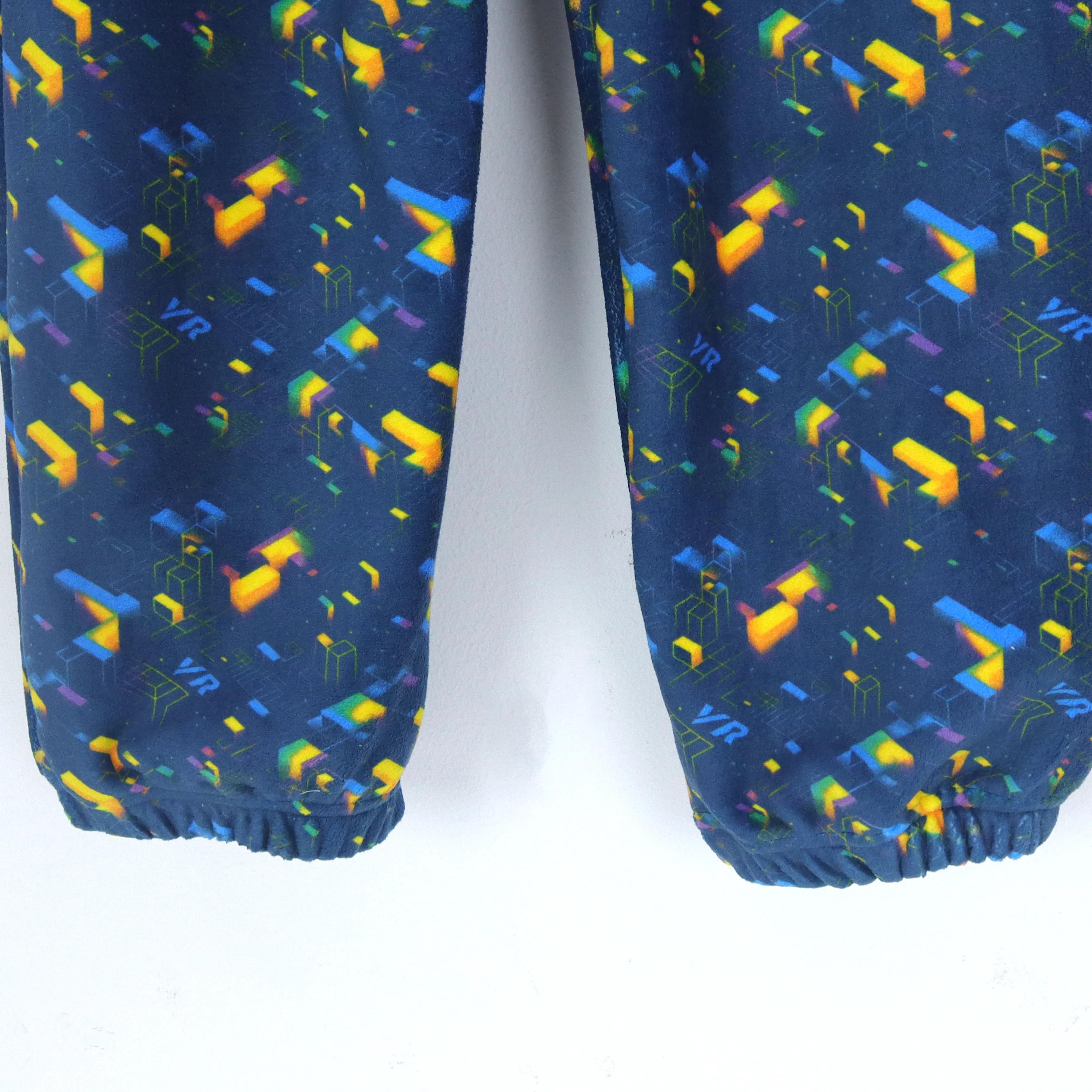 طقم ملابس للأولاد يتكون من سترة بغطاء رأس وبنطال رياضي مطبوع Thumbnail 8