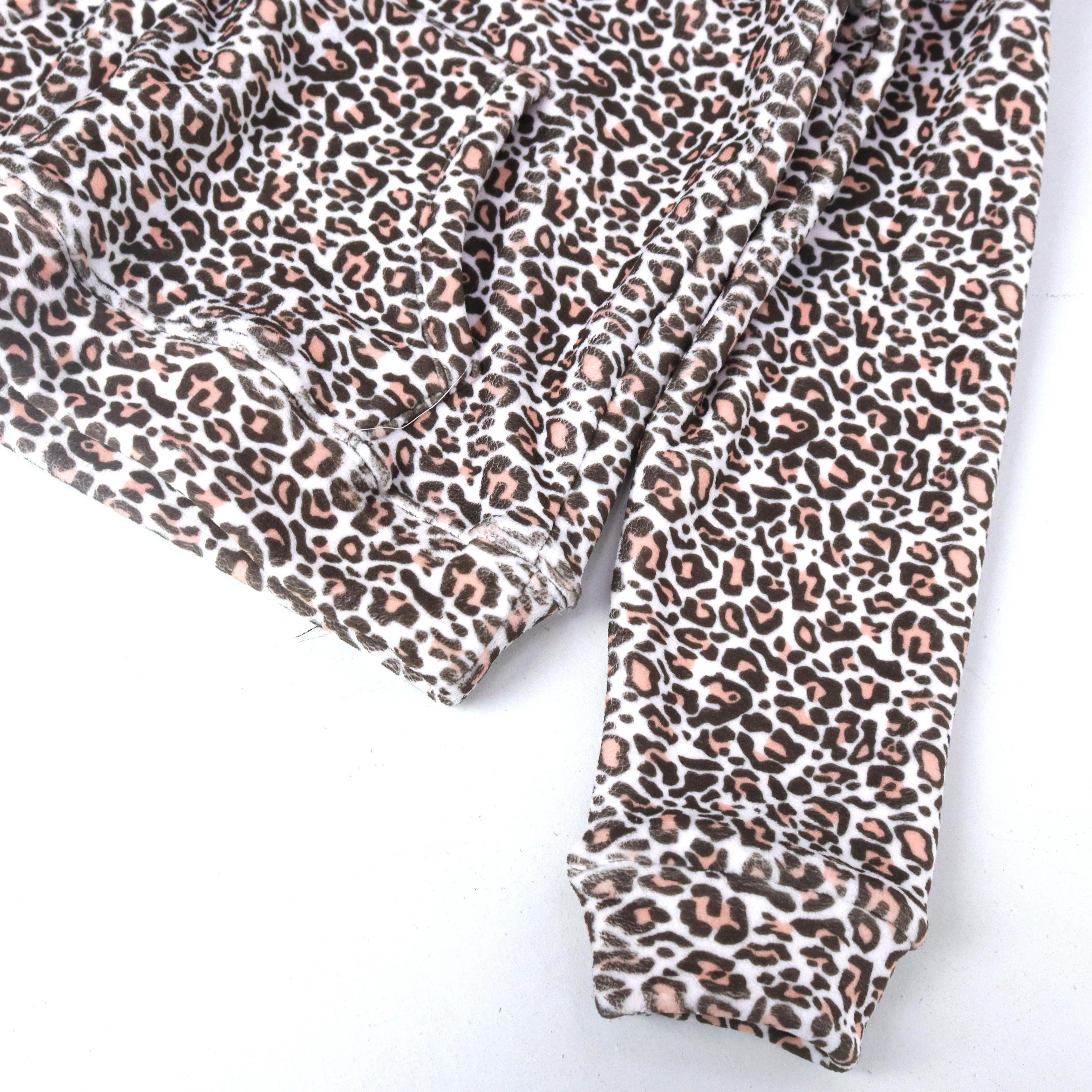 طقم مطبوع برسومات للبنات يتكون من سترة بغطاء رأس وبنطال رياضي مطابق Thumbnail 4