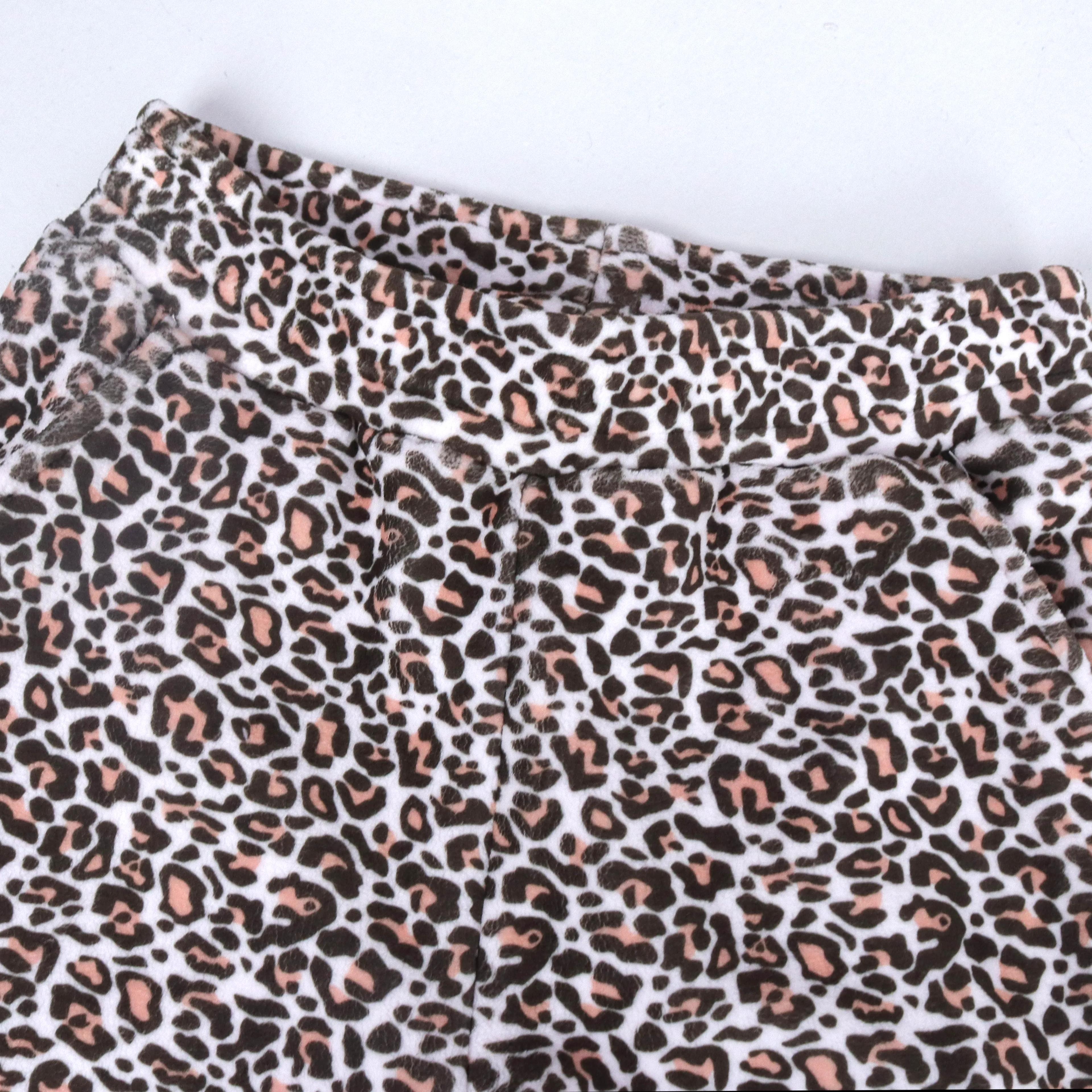 طقم مطبوع برسومات للبنات يتكون من سترة بغطاء رأس وبنطال رياضي مطابق Thumbnail 7