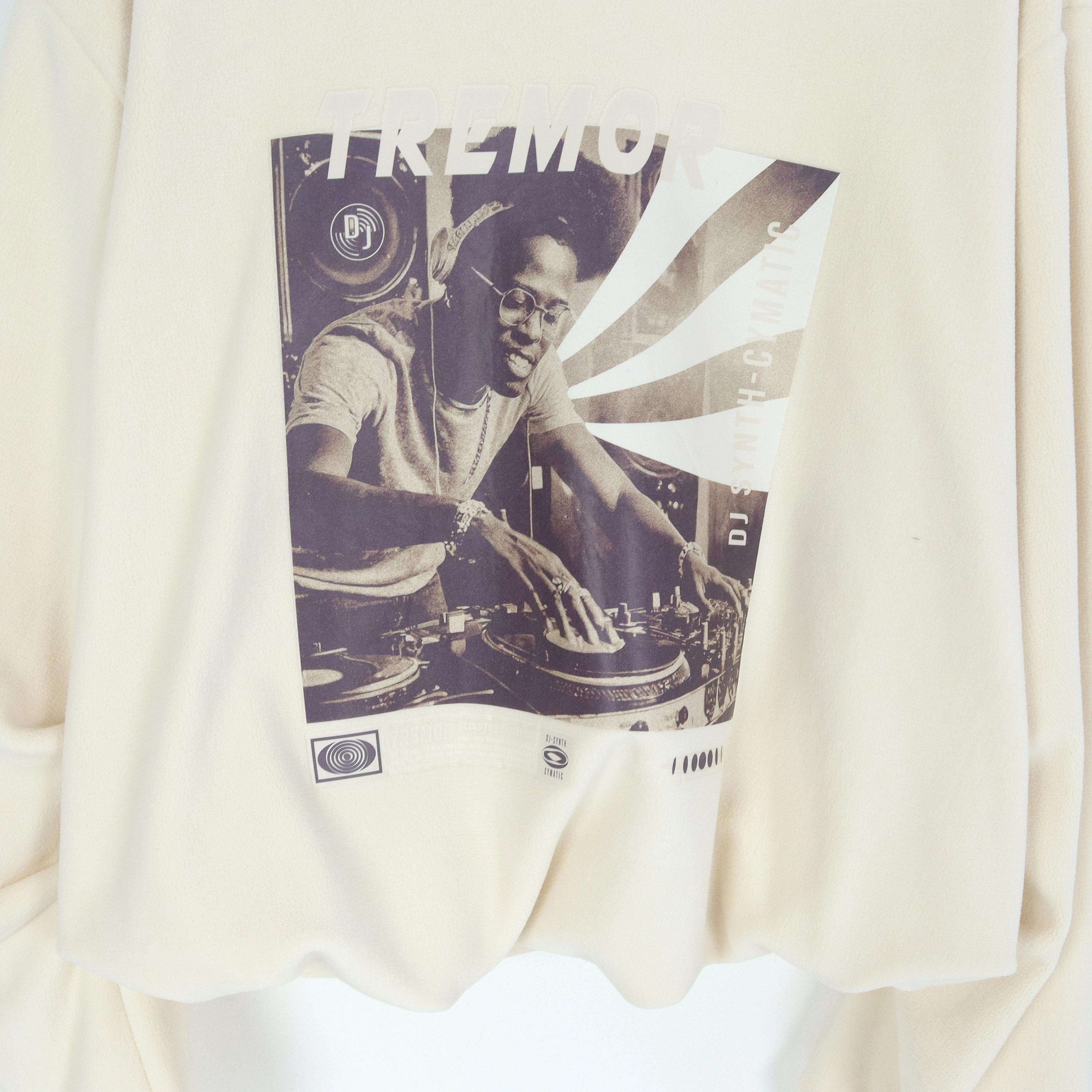 طقم نسائي من قطعتين بنقشة جرائد Thumbnail 5