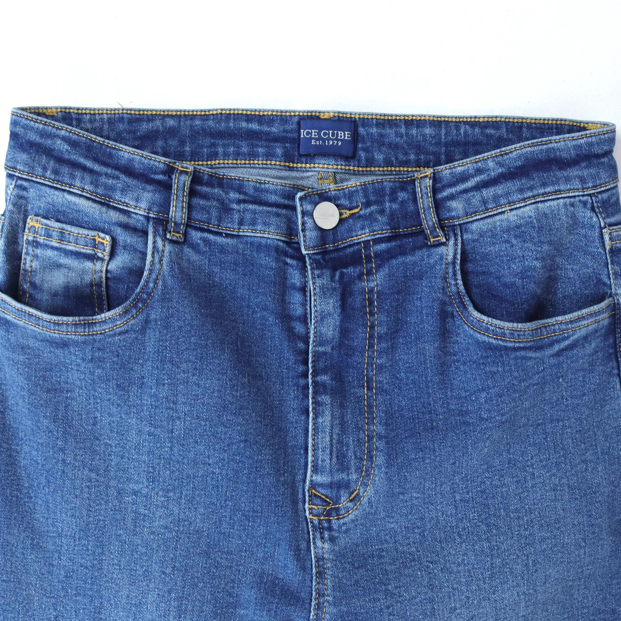 بنطلون جينز نسائي بقصة مستقيمة media preview 2