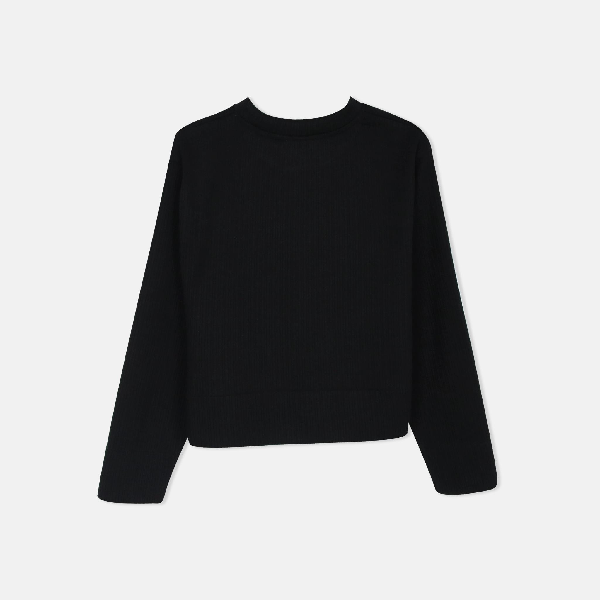 كنزة صوفية مضلعة برقبة دائرية للبنات مع شعار مطرز media preview 3