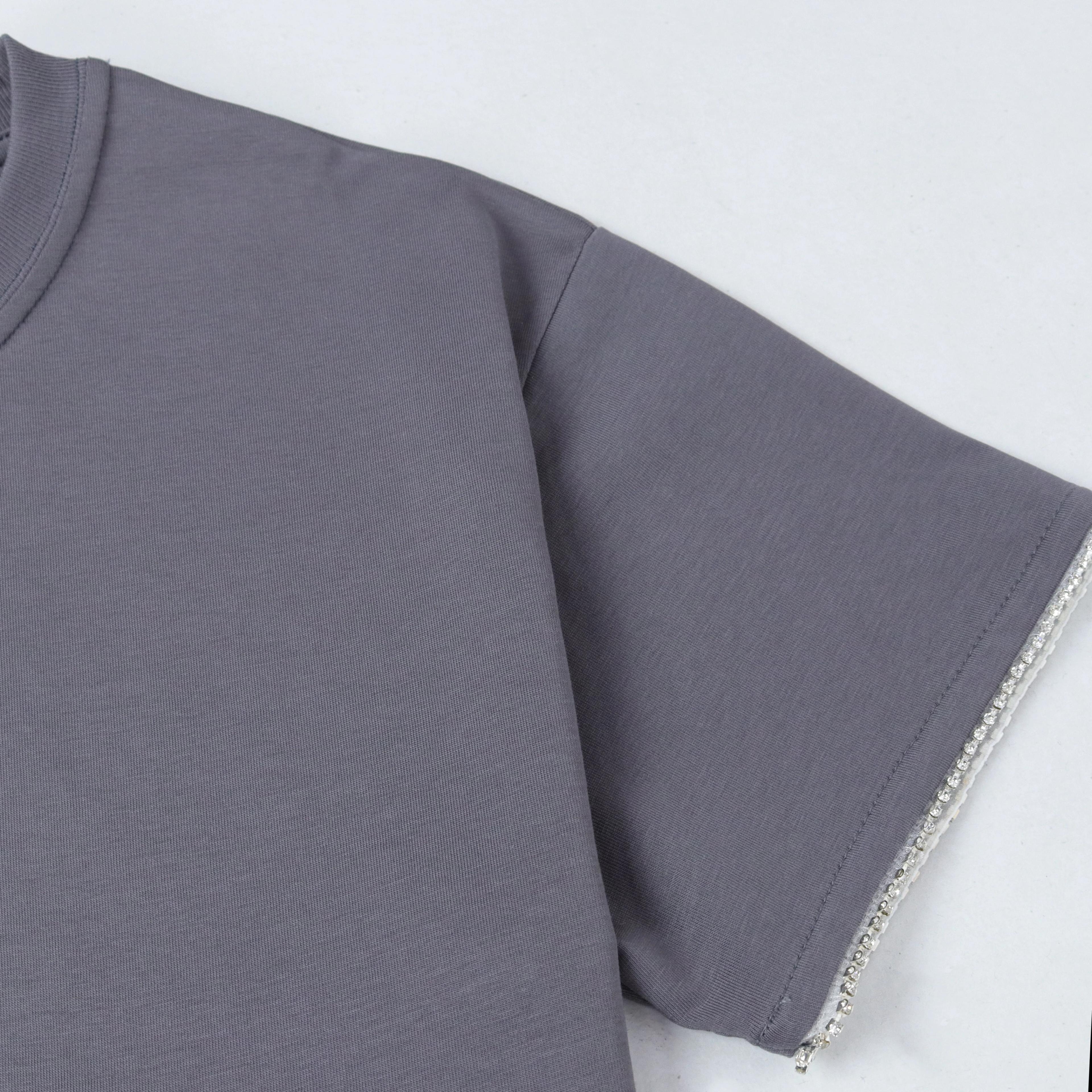 تيشيرت بناتي بقصة مربعة وأكتاف منسدلة ورسومات Thumbnail 3