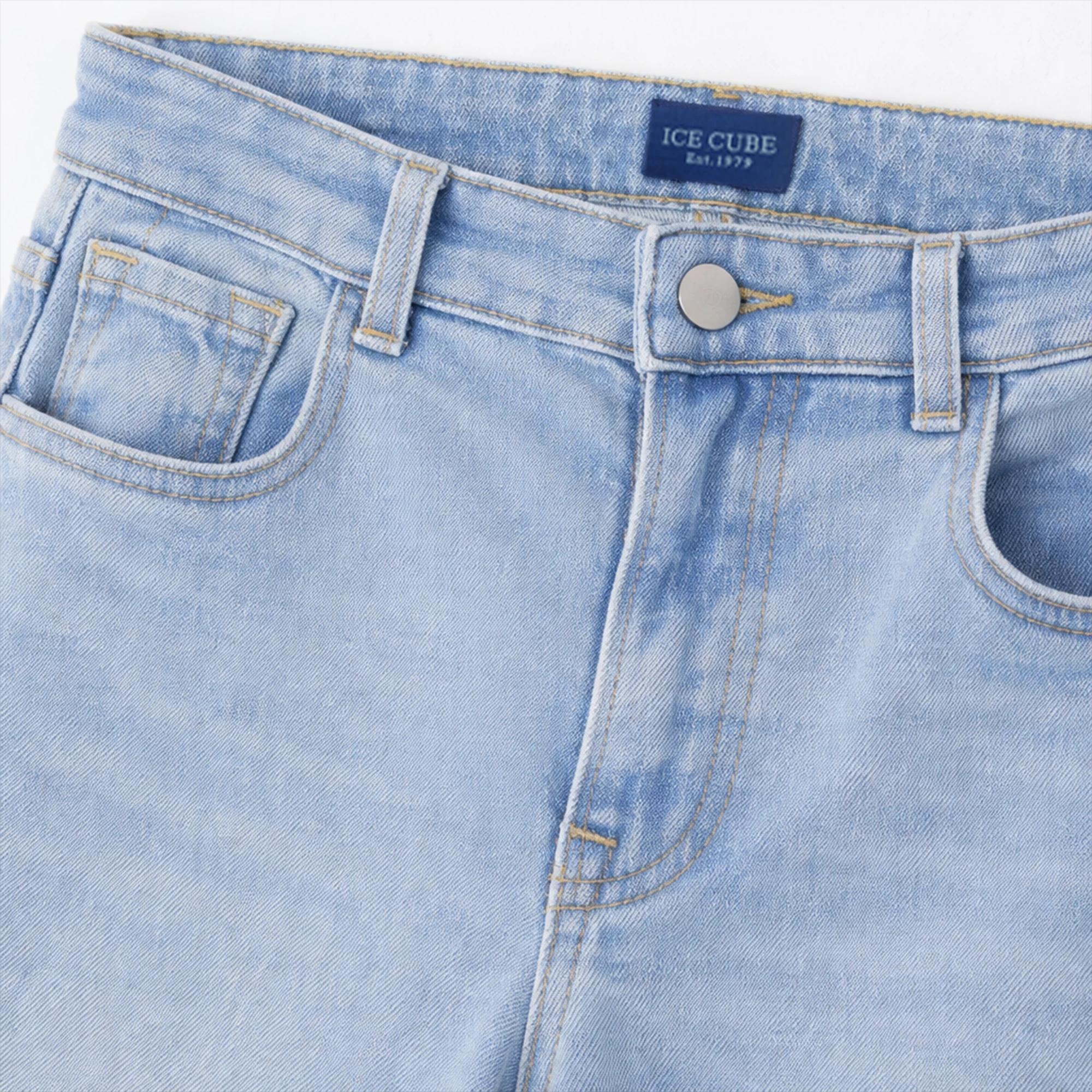 بنطلون جينز نسائي أزرق فاتح بخصر عالٍ وحافة مستقيمة مطوية. Thumbnail 2