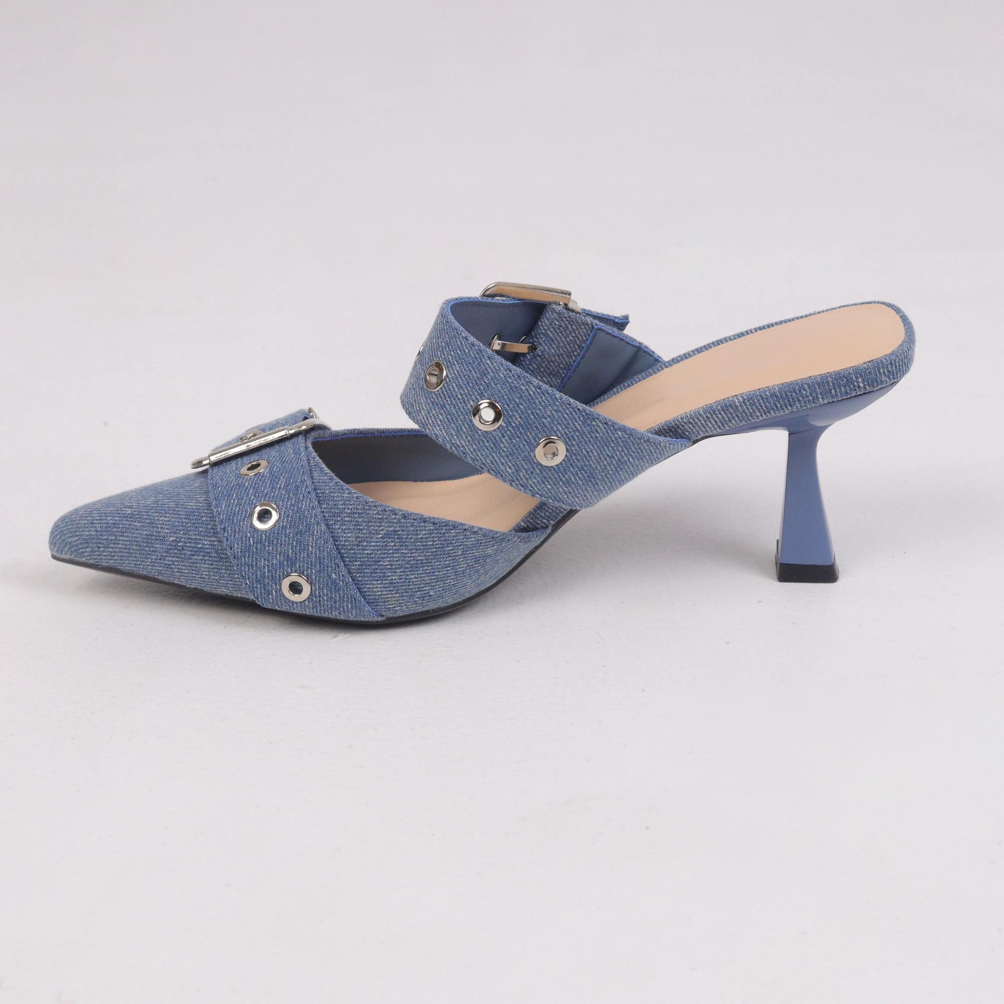 أحذية بكعب عالٍ بإبزيم للنساء product image