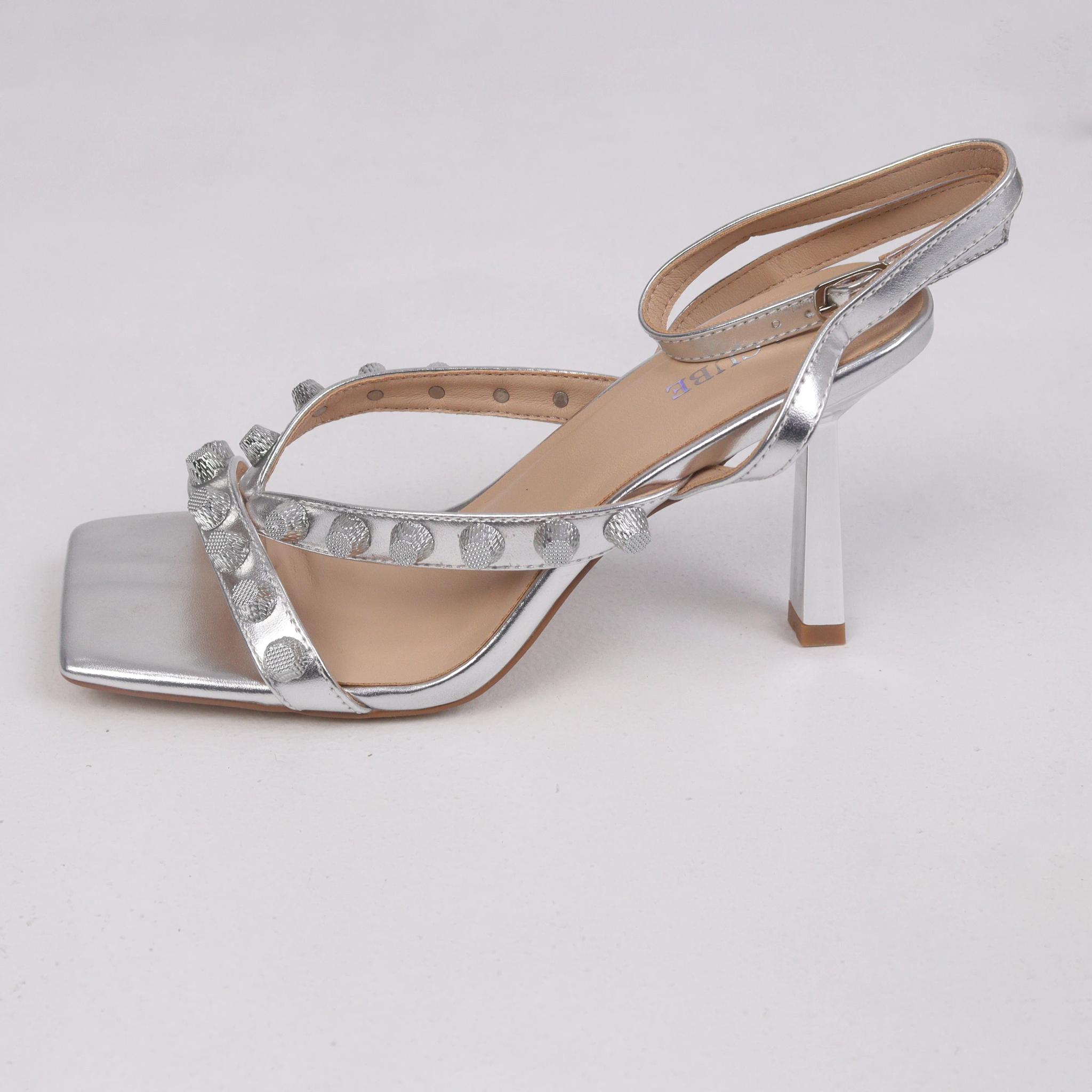 أحذية نسائية بكعب عالٍ مرصعة بالمسامير حول الكاحل product image