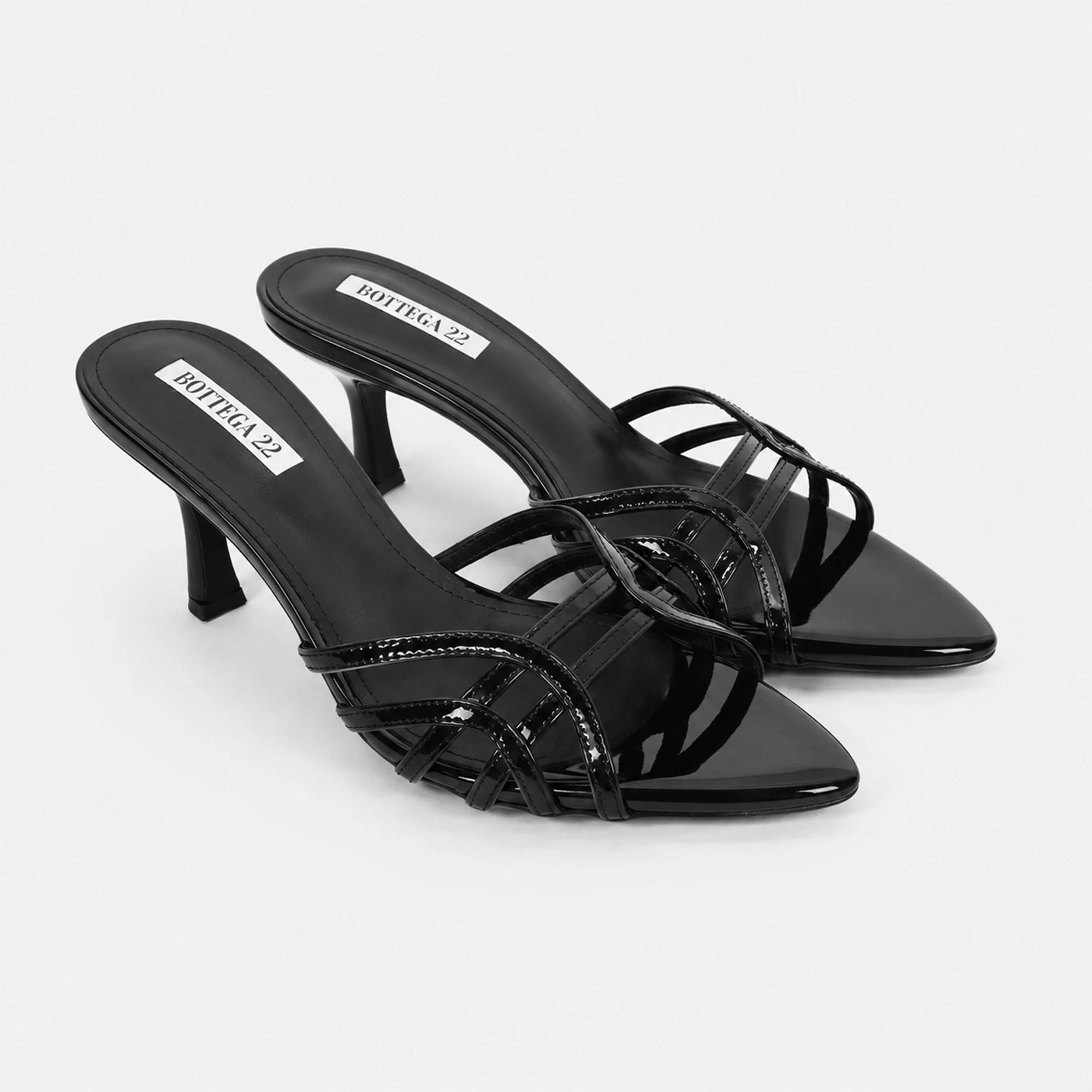 أحذية نسائية بكعب صغير وأشرطة لامعة product image