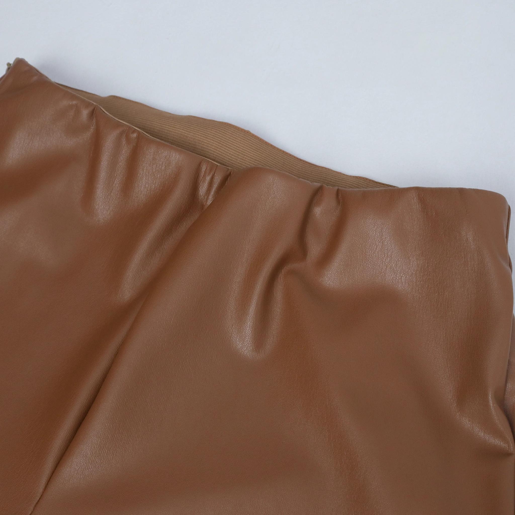 بنطلون نسائي من الجلد الصناعي واسع الساق media preview 2