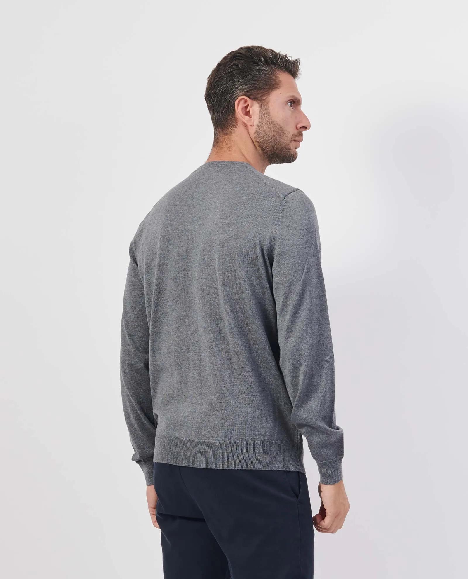 سترة صوفية بأكمام طويلة من Boss media preview 5