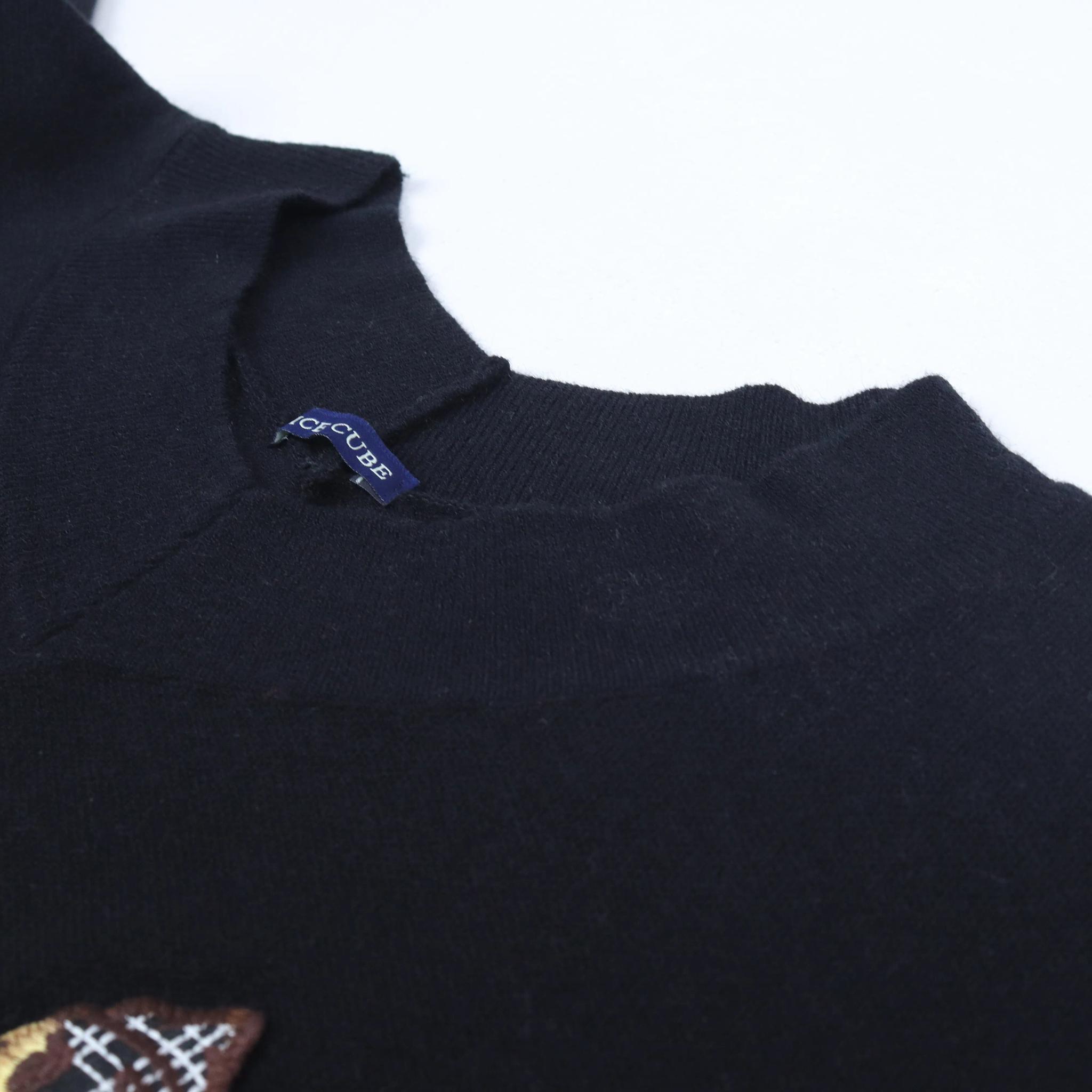 سترة نسائية برقبة على شكل حرف V ومزينة بتطريز دب media preview 2