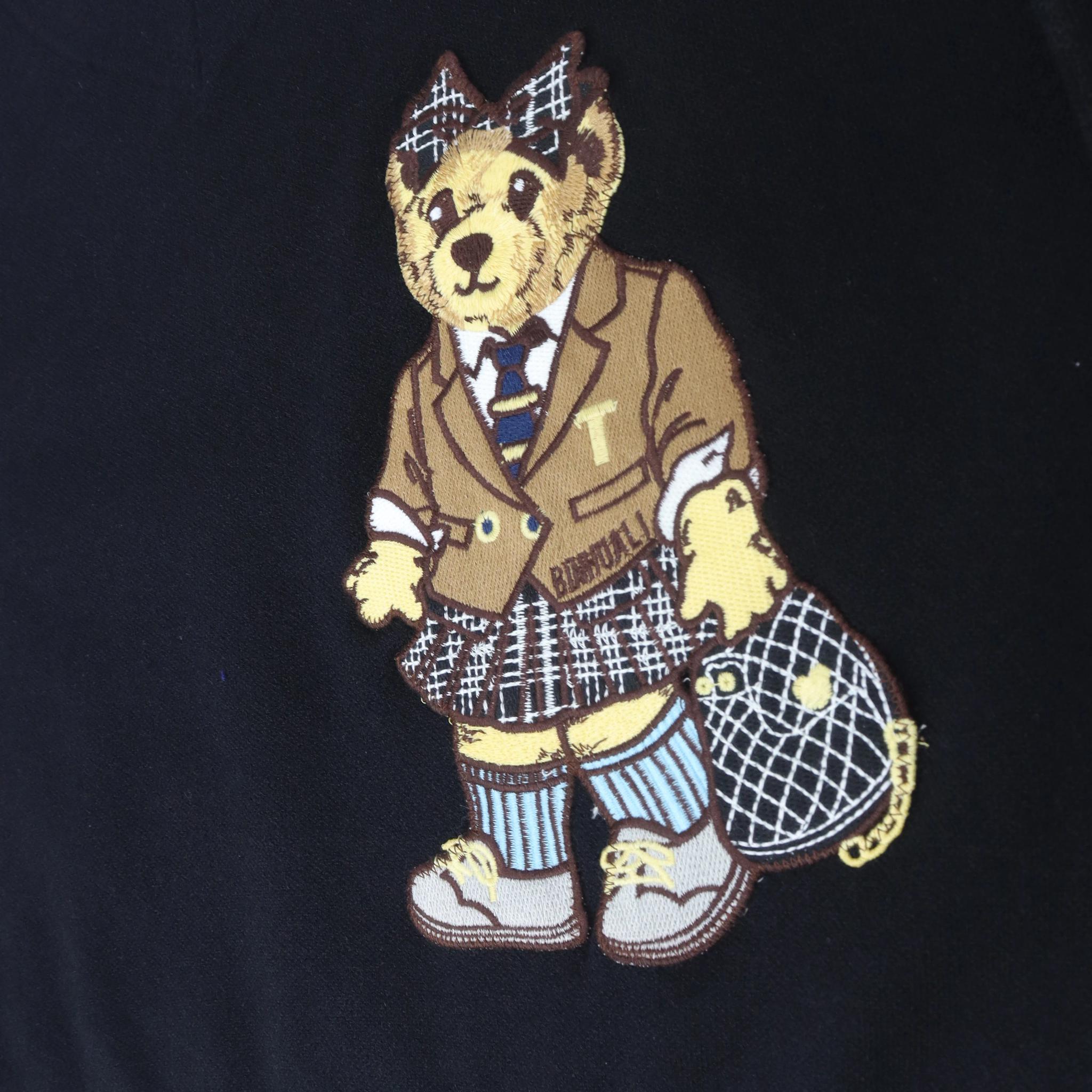 سترة نسائية برقبة على شكل حرف V ومزينة بتطريز دب media preview 3